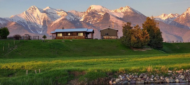 Bison Range 15 minutes away! Cozy Cabin w/Beautiful Creek & Mtn Views! in Saint Ignatius