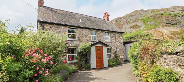BODYWEN, pet friendly, character holiday cottage in Llangynog in Oswestry