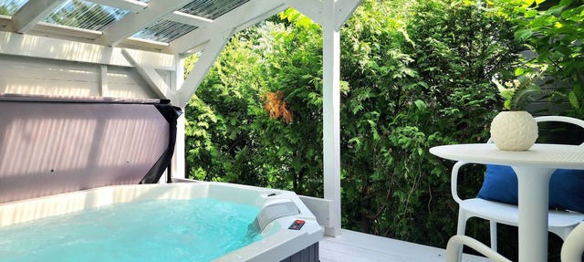 Boho Chic Tiny House Hot Tub EV Charger & Parking in Québec City