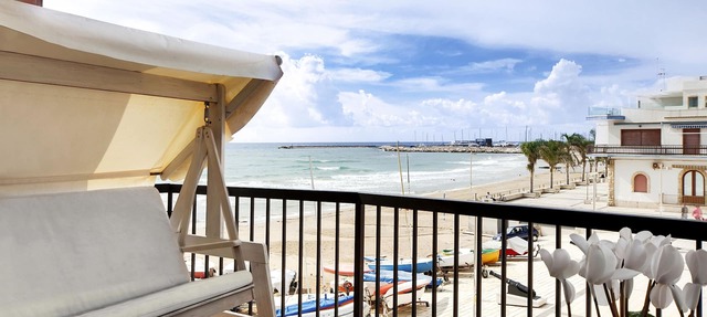 Bright apartment overlooking the beach and direct access to the sea in Marina di Ragusa