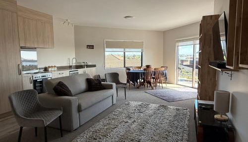 Bright & Fresh with great views in Tauranga