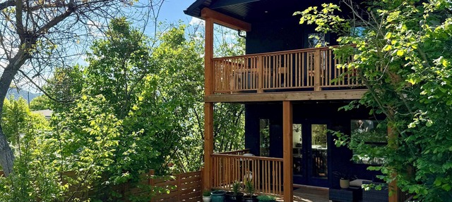 Bright Modern Hillside Stay 3 Min To Downtown Family & Pet Friendly HotTub in Nelson