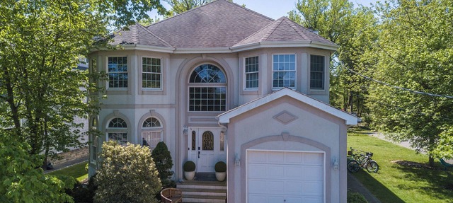 Bright, Spacious 4-bdrm Bay Head Shore Home - super close to beach, lake & town in Bay Head