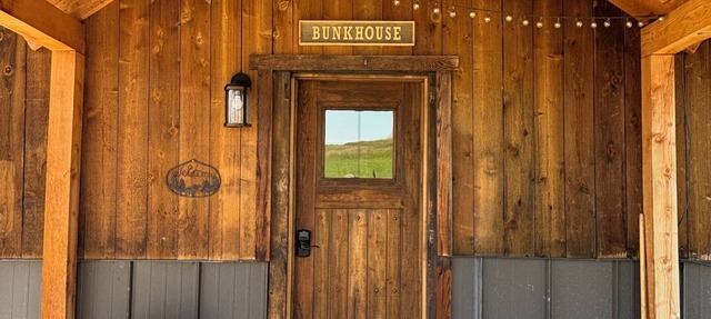 Bunkhouse with Horse Accommodations in Big Timber