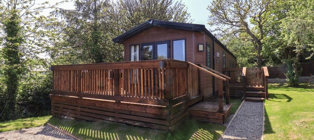BUTTERCUP LODGE, pet friendly, luxury holiday cottage in Staithes in Saltburn-by-the-Sea