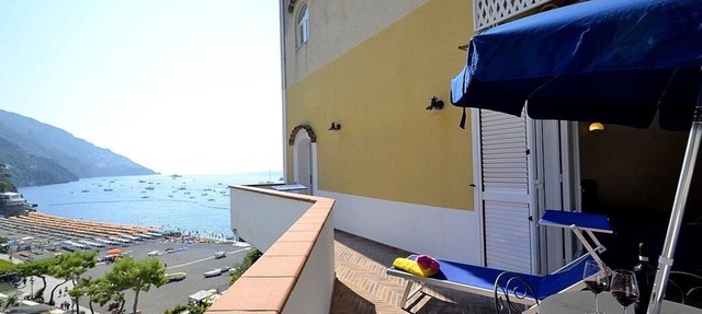 Casa Samuela: A charming ancient house overlooking the sea and the main beach of Positano, with Free WI-FI. in Positano