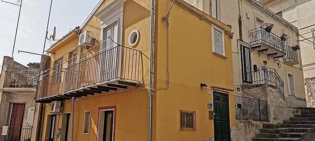 Casa Vito: A graceful apartment situated in a central location, at a short distance from the main tourist attractions of the city, with Free WI-FI. in Modica
