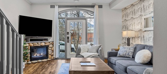 Cedar Ridge Chalet - Pool & Hot tub - Pet Friendly in Canmore
