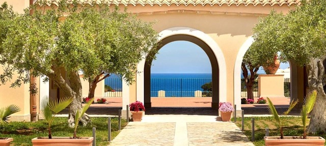 Cefalù Seaside Pool Villa with Shared Pool, Wi-Fi and Air Conditioning in Cefalù