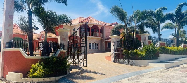 Charming 3-bedroom apartment with Pool, WiFi, AC in enchanting Duncan’s Bay in Silver Sands