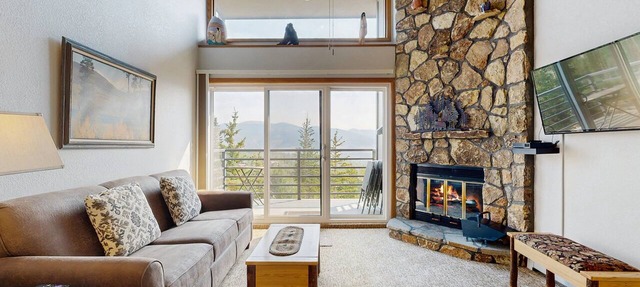 Charming Mountain View Condo with WiFi, Fireplace in Silverthorne