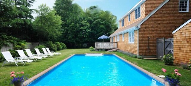 Chic Village Cape w/sparkling pool! Walk to boutiques & eateries, bike to ocean! in East Hampton
