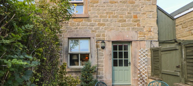 CLEMATIS COTTAGE, family friendly, with a garden in Baslow in Bakewell