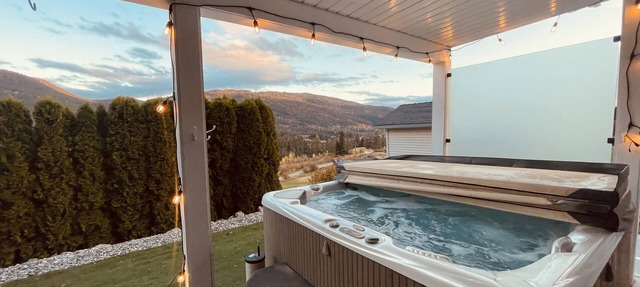 Close to Silver Star mountain getaway 3 bedroom suite in Vernon
