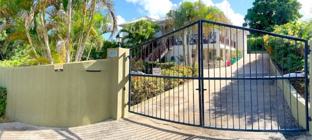 Comfortable, safe, breezy apartment set in gated garden, near Holetown & beaches in Holetown