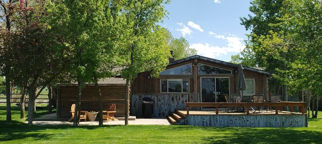 Comfortable Unique Rustic House with all New Amenities and Amazing Fenced Yard. in Bozeman