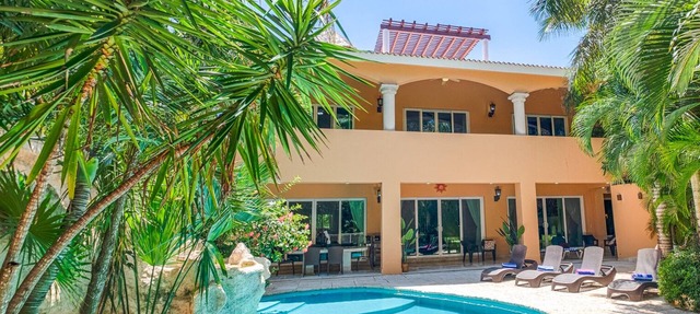 Contemporary elegance at it's finest in this 5 bedroom luxury villa! in Puerto Aventuras