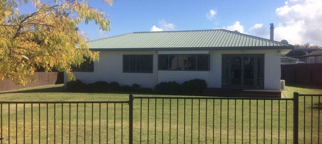 Corena's Place - walking distance to lake and town. Includes linen and wifi. in Taupo Central
