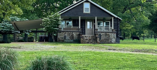Country setting Old Log Home 5 mins to Spring River in Mammoth Spring