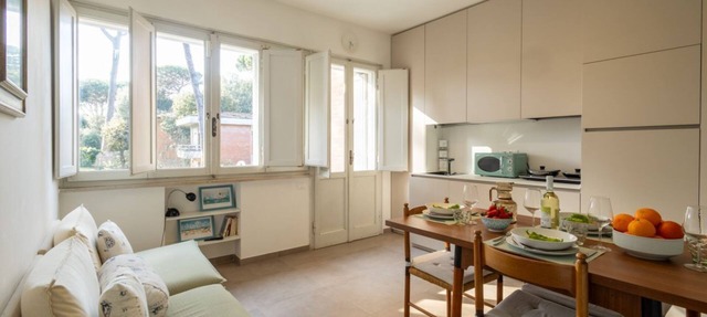Cozy 60 sqm apartment, able to accommodate up to 4 people, located on the first floor of a building with no lift. The property is located in one of the quietest and greenest areas of Tirrenia, just 1 km from the beach. The center of Pisa is only 17 km aw in Tirrenia
