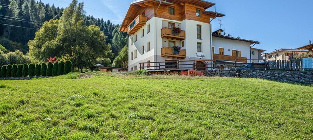 Cozy Apartment "Casa Penasa 1" with Mountain View, Wi-Fi and Garden in Commezzadura