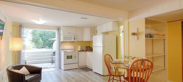 Cozy centrally located bachelors suite in Vernon