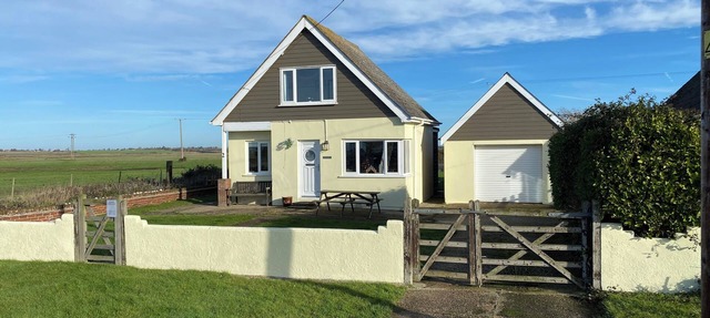Cozy comfortable cottage by the sea and water, surrounded by fields and space in Lee over Sands