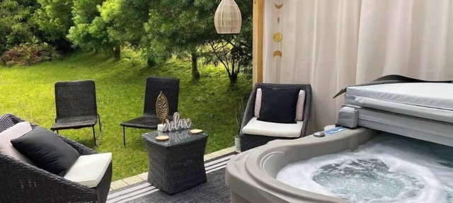 Cozy Rainforest Retreat with Private Hot Tub, 5 mins to Volcanoes Natl Park in Volcano