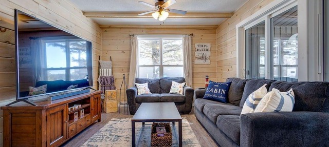 Cozy Riverview Getaway: 3BR, Hot Tub, pets welcome! in Alberton