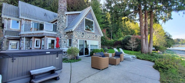 Deep Bay Ocean Front Cottage - Private Getaway with Hot Tub in Bowser