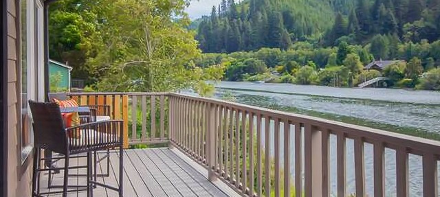 Delightful riverfront home with dock, game room, fast WiFi, kayaks & grill in Mapleton