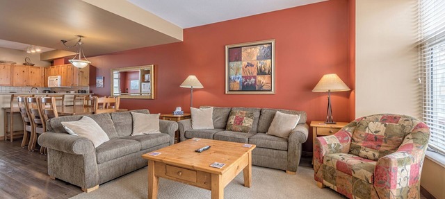 Deluxe 3 Bedroom/3 Bath Townhome, Garage, Laundry, Close to Village and Trails in Silver Star Mountain