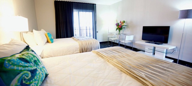 Direct Beach access! 2 queen beds private balcony, plus an ocean to the left. in Cape May
