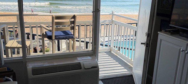 DIRECT Oceanfront Clean Comfy Studio Can’t get closer to the beach or pool! in Ormond Beach