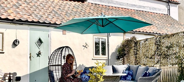 Dog Friendly Cosy Thatched Cottage Footsteps from BLUE FLAG beach with log fire in Sea Palling