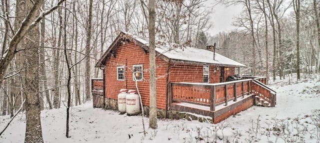 Dog-Friendly Poconos Cabin about 15 Mi to Skiing! in White Haven