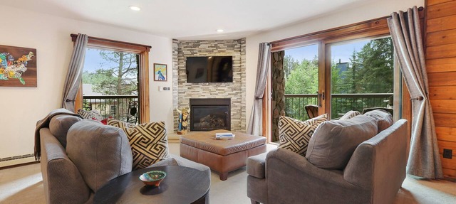 Double Eagle @Snowflake Lift - Ski in ski out- 3 Br 2 Ba - Walk To Everything! in Breckenridge
