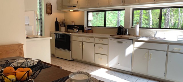 East Hampton slice of heaven with heated pool and 3 minute drive to village. in East Hampton