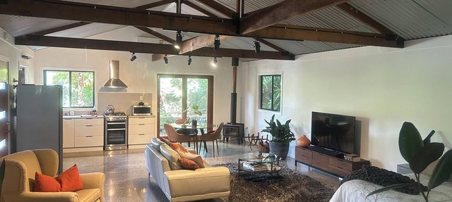 Eco-luxe studio and amazing Glasshouse Mountains views. in Booroobin
