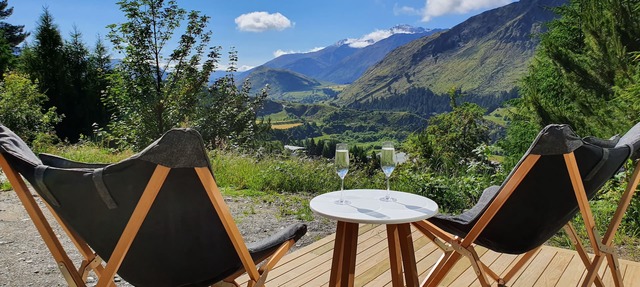 Entire 2 bedroom detached chalet, in private woodland with valley views. in Arthurs Point