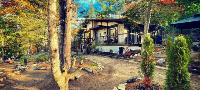 Fall Escape - dazzling colours & stunning beach in Tiny