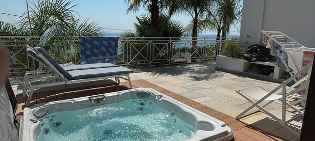 Fantastic sea view cottage: jacuzzi, spacious patio and panoramic terrace in Gaeta