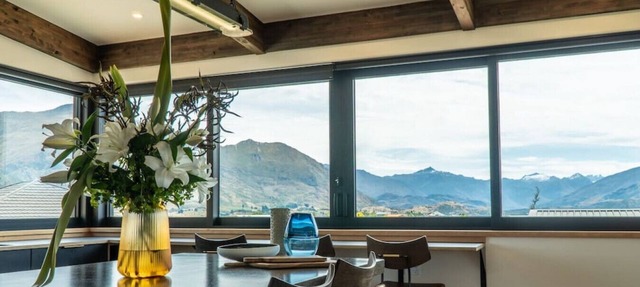 Farrant Drive - Modern holiday home with lake views, close to town in Wanaka
