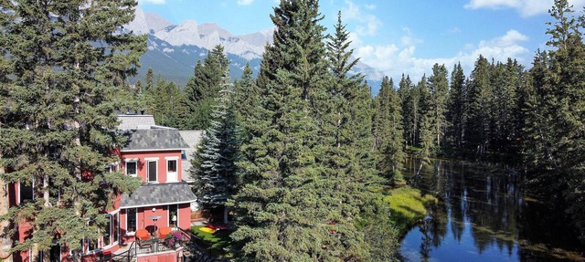 Full-Home Rocky Mountain Creekside Retreat. Mountain Views & Family Friendly in Canmore