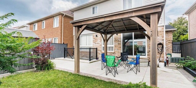 Garden 2 Bedroom Apartment - Free Parking/Wifi/Laundry/Workstation in Brampton