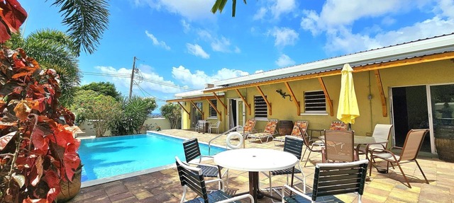 Gloria’s Retreat 3-bedroom 3.5-bathroom Villa with AC in Oistins