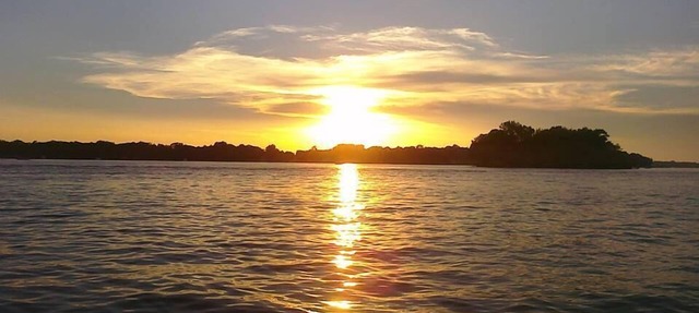 Gun Lake Cottage shared lake frontage, 7 Miles to Casino, Volleyball Playgrounds in Wayland