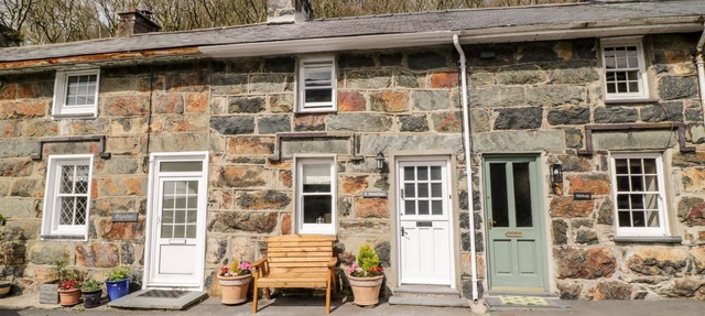 HENFRO, pet friendly, with open fire in Beddgelert in Caernarfon