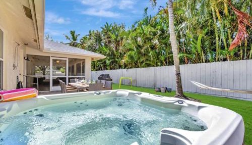 Hottub! Mini Golf! Water Access! Pets! 5min beach! in West Palm Beach