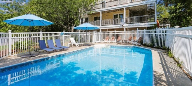 HotTub, Pool Table, Elevator! Large fenced yard, pets in Duck
